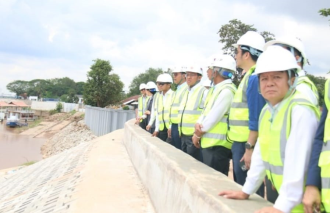 Public Works Minister Inspects Mekong Embankment Project in Vientiane
